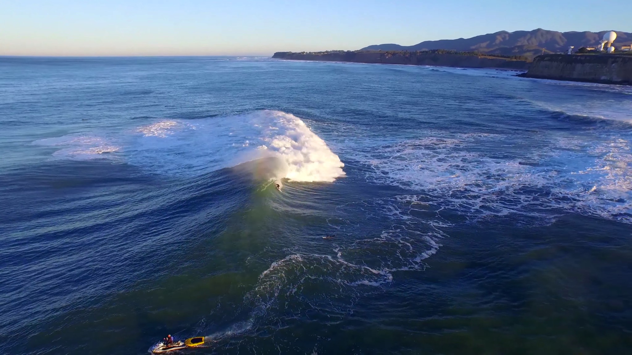 Surf en Mavericks a vista de dron El Drone